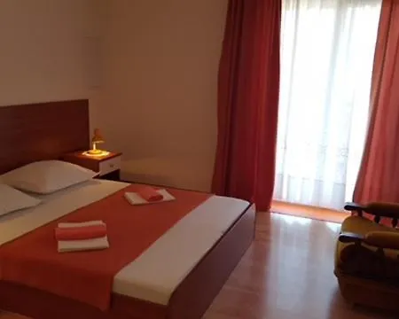 1 Kristinka Gujinovic *